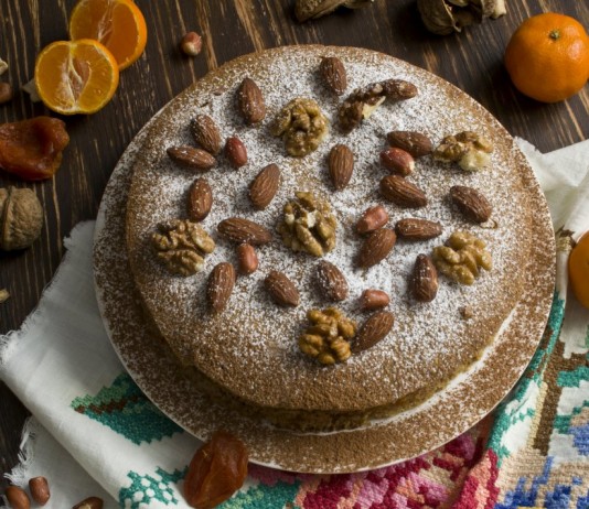 Вегетарианский торт с фруктами и орехами