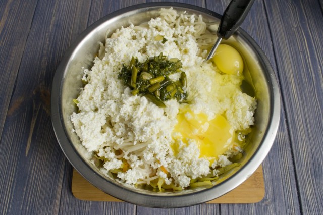 Разбиваем куриные яйца