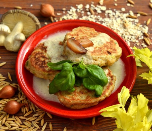 Котлеты из геркулеса с грибной подливкой