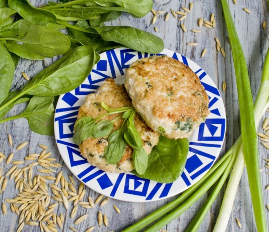 Котлеты из куриного филе со шпинатом и овсяными отрубями