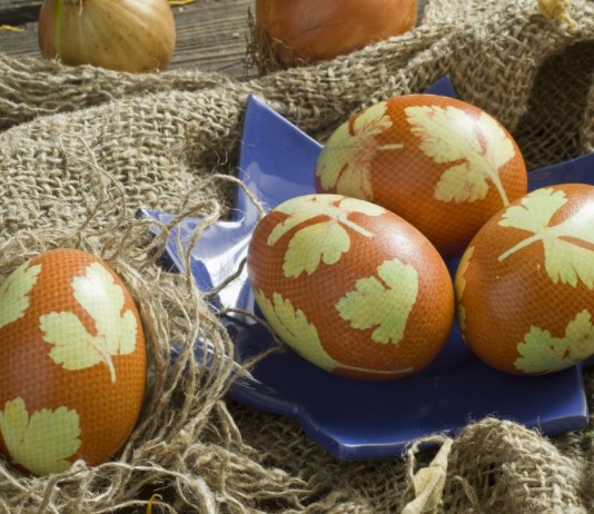 Крашеные яйца к Пасхе украшенные листиками петрушки