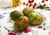 Мраморные яйца на Пасху, покрашенные с помощью луковой шелухи и обычной зелёнки