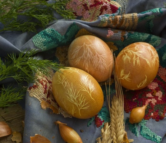 Пасхальные яйца покрашенные с помощью куркумы, луковой шелухи, марли и укропа