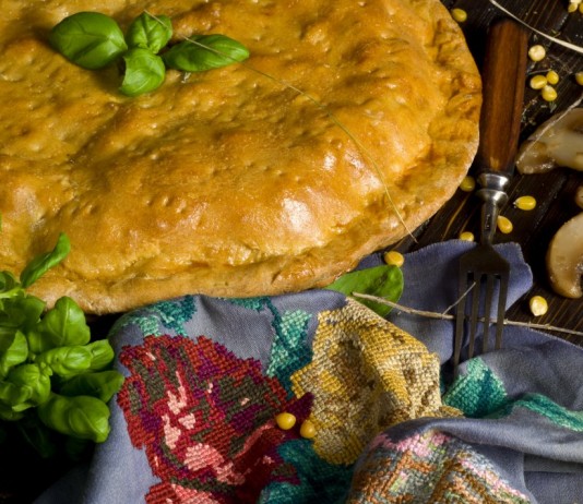 Пирог с мясом и грибами в духовке