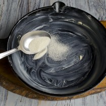 Форму для запекания смазываем маслом и манной крупой Форму для запекания смазываем маслом и манной крупой