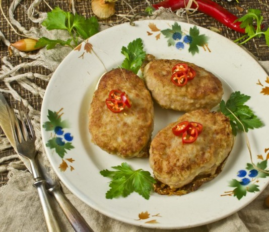 Сочные свиные котлеты с картофелем