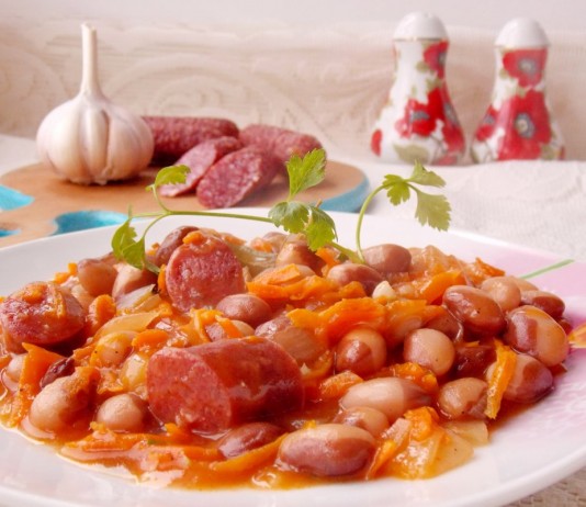 Тушёная фасоль с копчёными колбасками в томатном соусе - Основные блюда и гарниры Тушёная фасоль с копчёными колбасками в томатном соусе