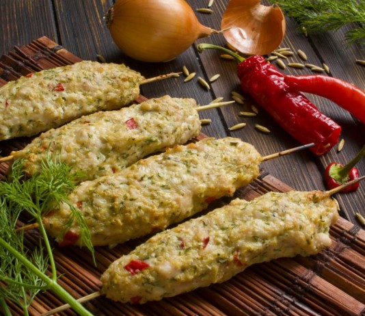 Колбаски гриль из куриного филе с острыми и пряными приправами