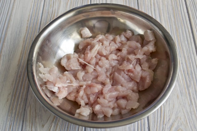 Измельчаем куриное мясо для фарша