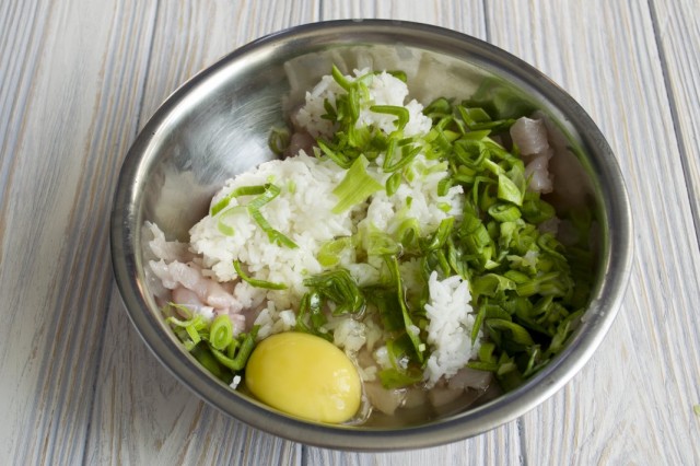 Разбиваем куриное яйцо