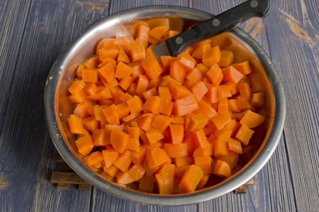 Нарезаем морковь кубиками Нарезаем морковь кубиками