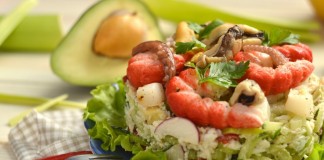 Салат из морепродуктов с авокадо, огурцом и яйцами