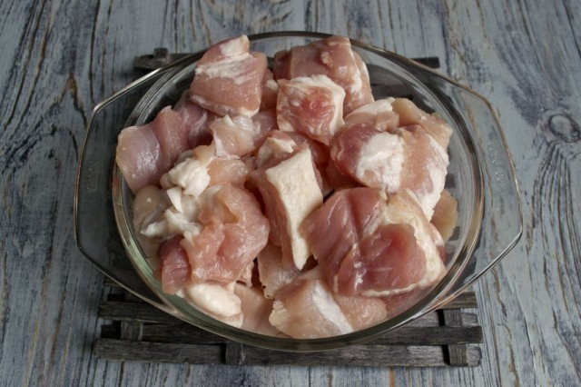 Нарезаем свинину крупными кусками