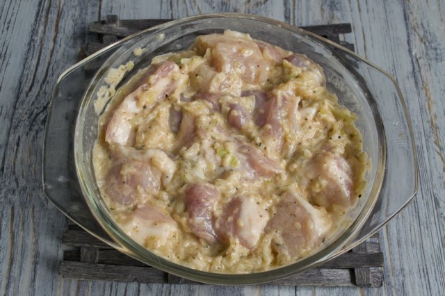 Смешиваем мясо с маринадом и ставим мариноваться