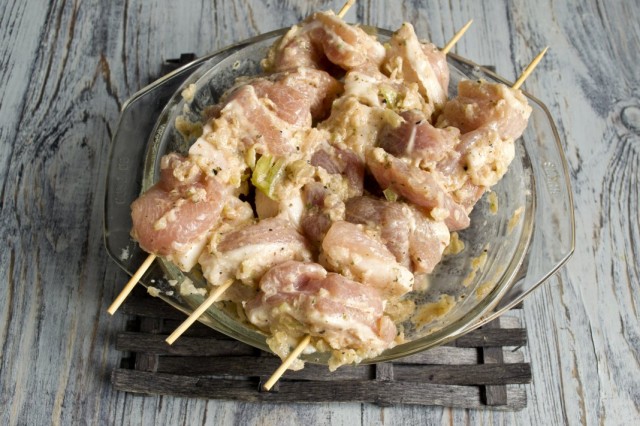 Нанизываем маринованное мясо на шпажки