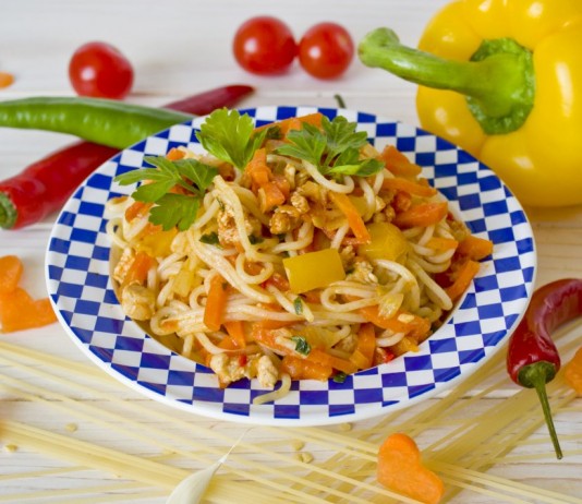 Спагетти с курицей и овощами