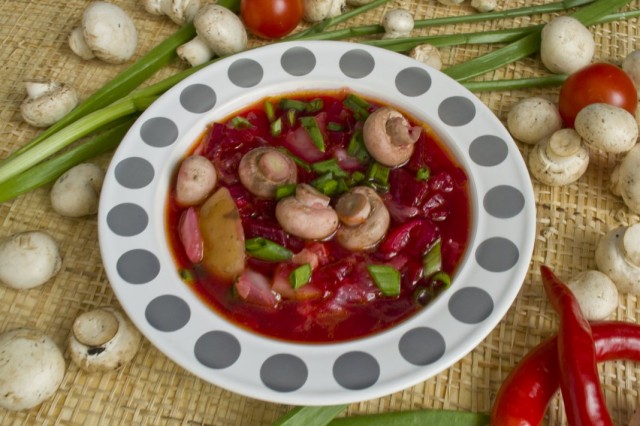 Красный борщ из свёклы с курицей и шампиньонами Красный борщ из свёклы с курицей и шампиньонами