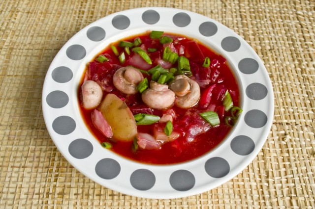 Красный борщ из свёклы с курицей и шампиньонами Красный борщ из свёклы с курицей и шампиньонами