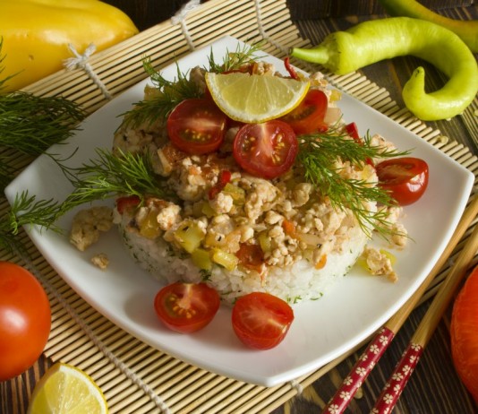 Куриное филе с рисом и овощами по-корейски
