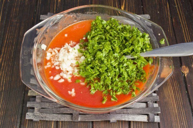 Добавляем в соус порубленные чеснок и зелень. Соль и сахар по вкусу. Ставим увариваться