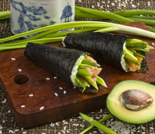 Темаки суши с авокадо и форелью