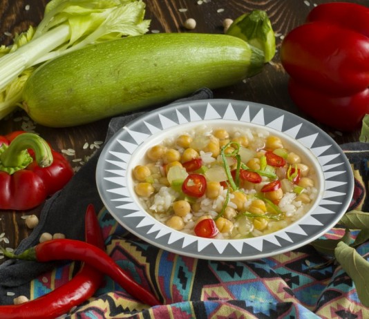 Вегетарианский суп из нута с овощами