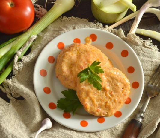 Нежные куриные биточки с кабачком в кисло-сладкой подливке