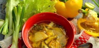 Свежие щи с курицей и листовым салатом