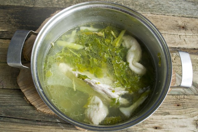 Отвариваем куриный бульон с зеленью и луком Отвариваем куриный бульон с зеленью и луком