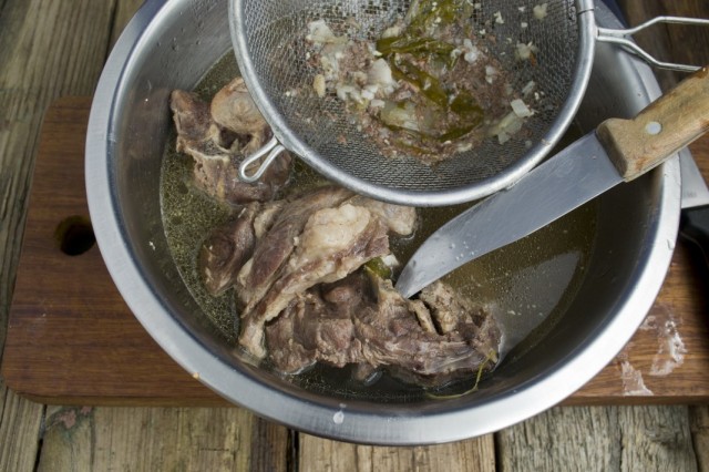 Процеживаем бульон и отделяем мясо баранины от костей Процеживаем бульон и отделяем мясо баранины от костей