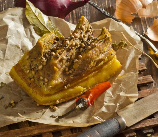 Свиная грудинка варёная в луковой шелухе