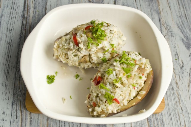 Запекаем фаршированные рисом и курицей баклажаны в духовке