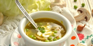 Куриный суп с зелёным горошком и грибами