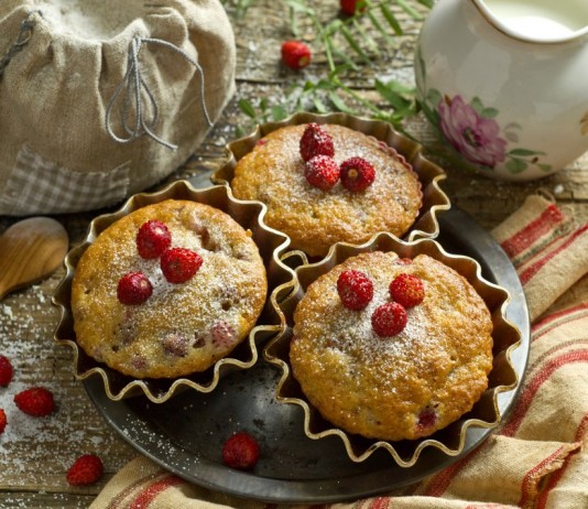 Маффины на кефире с начинкой из земляники