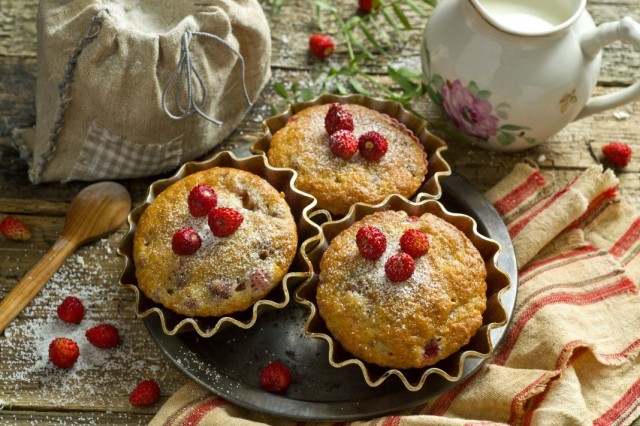 Маффины на кефире с начинкой из земляники