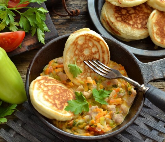 Летняя мачанка — гуляш из свинины с оладьями на кефире