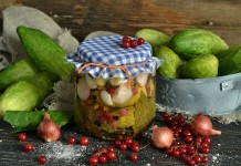 Маринованные огурцы с красной смородиной и луком