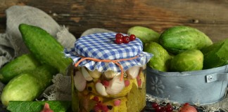 Маринованные огурцы с красной смородиной и луком