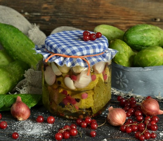 Маринованные огурцы с красной смородиной и луком - Рецепты Маринованные огурцы с красной смородиной и луком