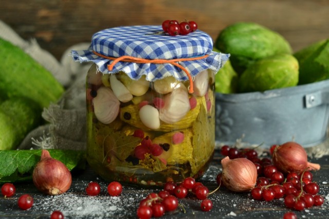 Маринованные огурцы с красной смородиной и луком Маринованные огурцы с красной смородиной и луком
