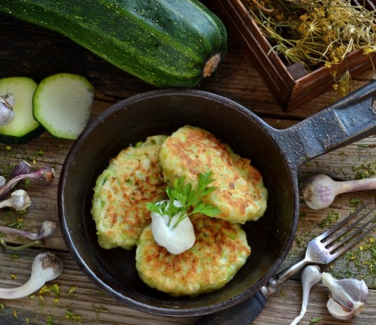 Вкусные оладьи из кабачков с сыром и чесноком