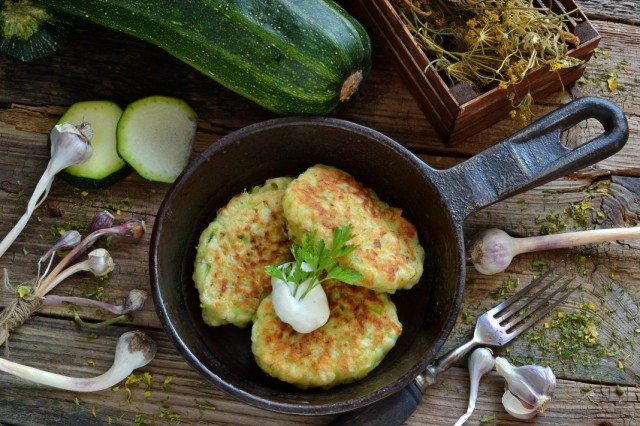 Вкусные оладьи из кабачков с сыром и чесноком