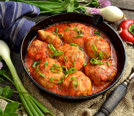 Тефтели с подливкой из помидоров и сладкого перца - Основные блюда и гарниры Тефтели с подливкой из помидоров и сладкого перца