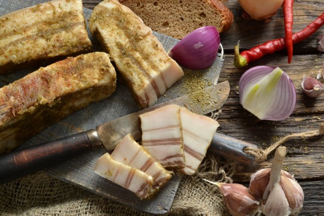 Вкусное домашнее сало из свиной грудинки