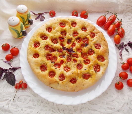 Фокачча с помидорами черри и базиликом - Рецепты Фокачча с помидорами черри и базиликом