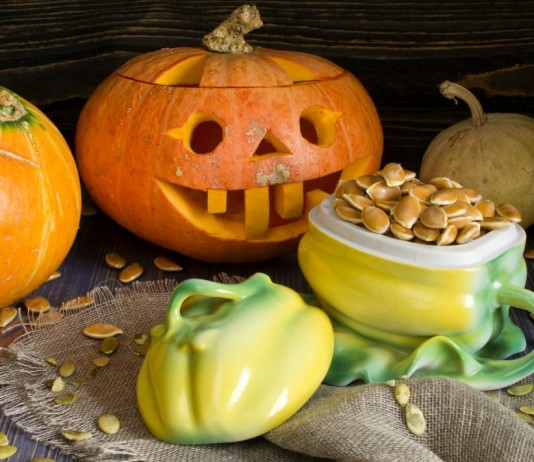 Как сделать тыкву-светильник и высушить тыквенные семечки?