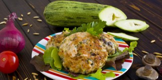 Куриные котлеты с грибами и кабачками