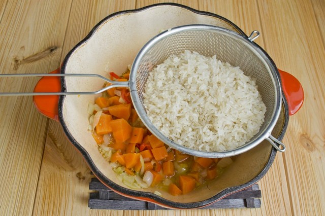 Обжариваем с овощами промытый белый рис