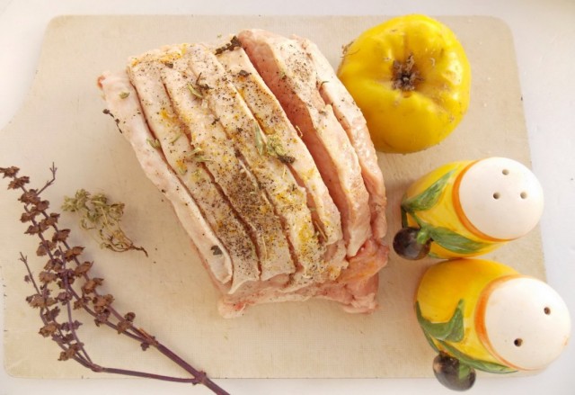 Надрезанное мясо свинины натираем специями Надрезанное мясо свинины натираем специями