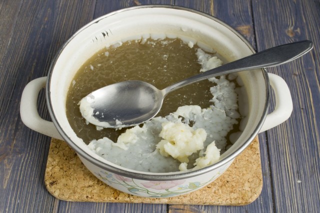С мясного бульона снимаем жир С мясного бульона снимаем жир